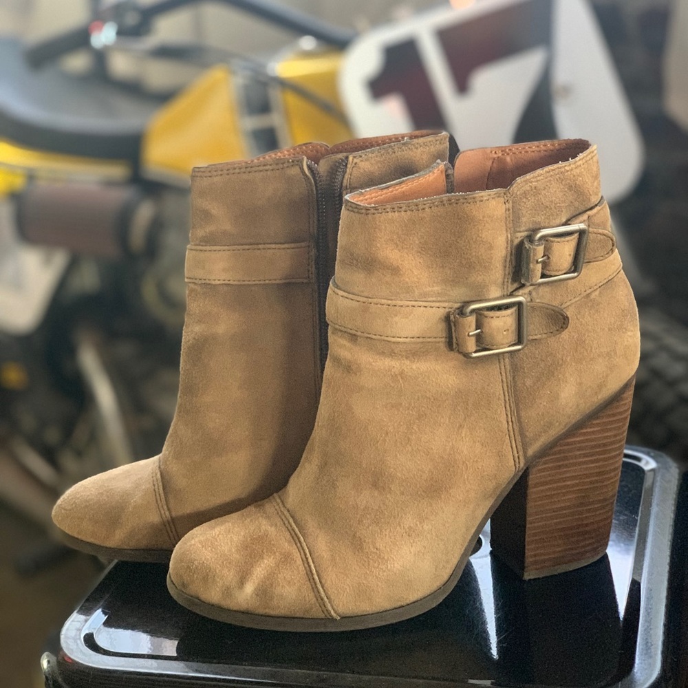 Lucky Brand Ankle Boots - Camel, chunky heel w/ buckles 9.5 womens